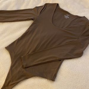 Nuuds  Scoop neck bodysuit size small in color mocha
